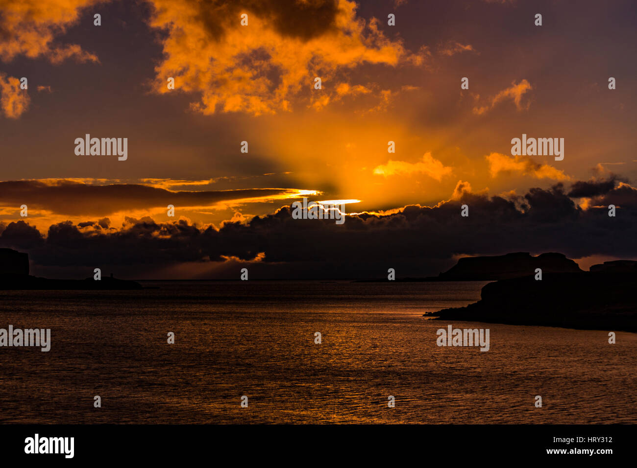 Atardecer con luz crepuscular a través del lago Beag, Isla de Skye, mirando al punto Bracdale Ullinish, Punto, punto y Isle Oronsay Ardtreck Foto de stock