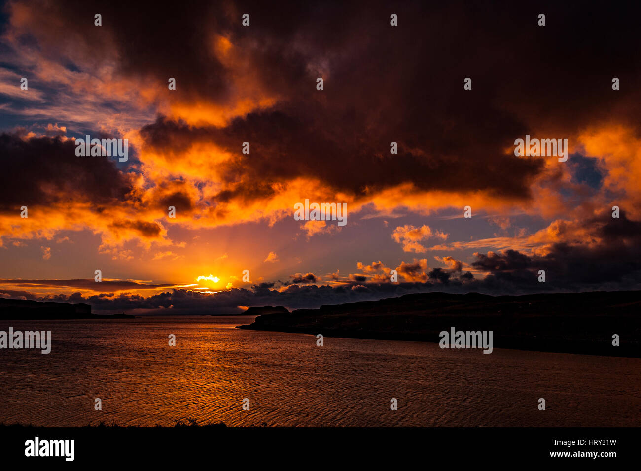 Atardecer con luz crepuscular a través del lago Beag, Isla de Skye, mirando al punto Bracdale Ullinish, Punto, punto y Isle Oronsay Ardtreck Foto de stock
