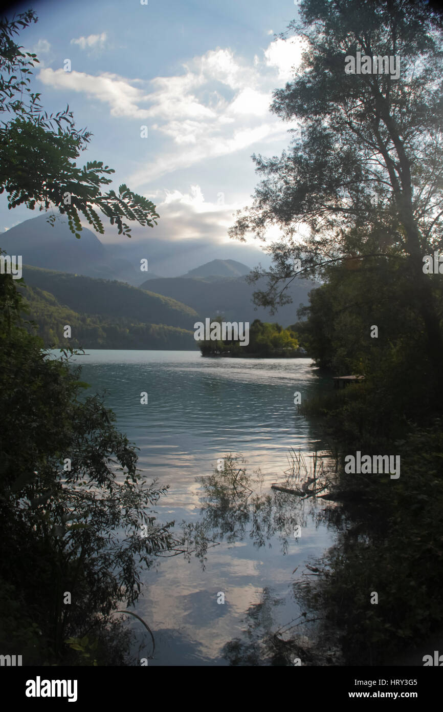 127 Tramonto sul lago di Barcis = Puesta de sol sobre el lago Barcis Foto de stock
