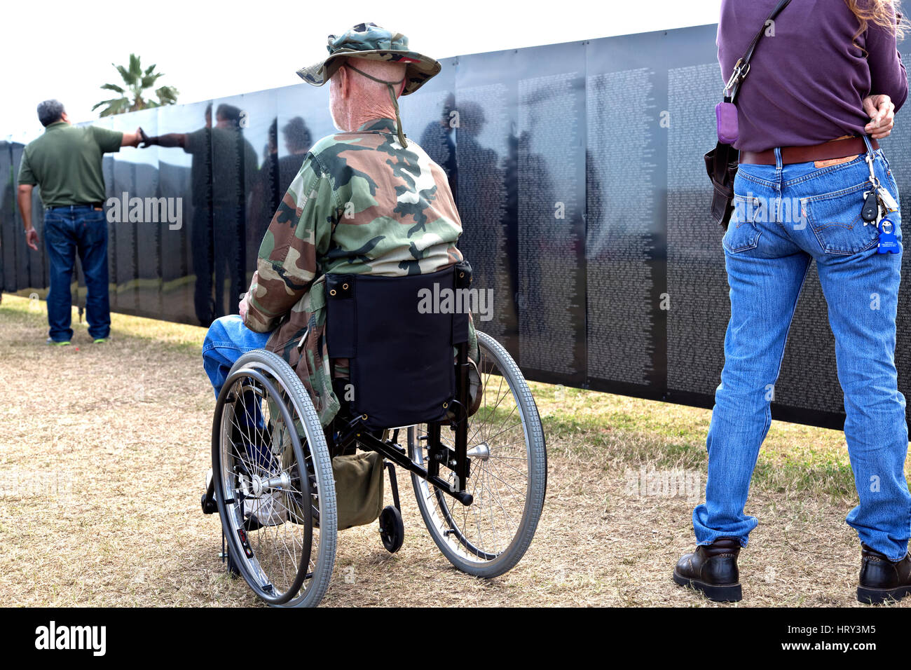 Veterano de la marina americana, visitando Vietnam Memorial pared con silla de ruedas. Foto de stock