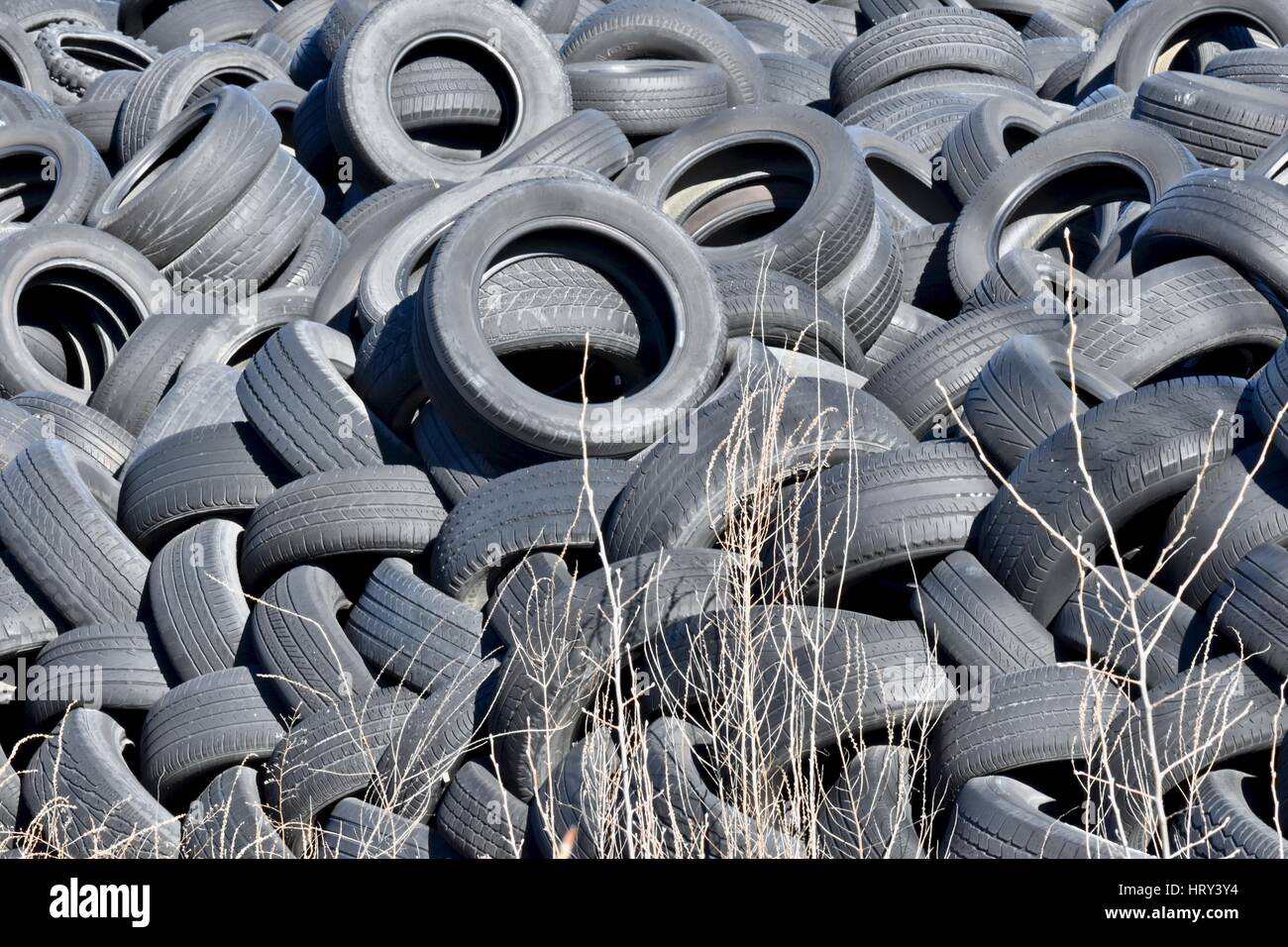 Montaña de neumáticos de automóviles usados Fotografía de stock - Alamy