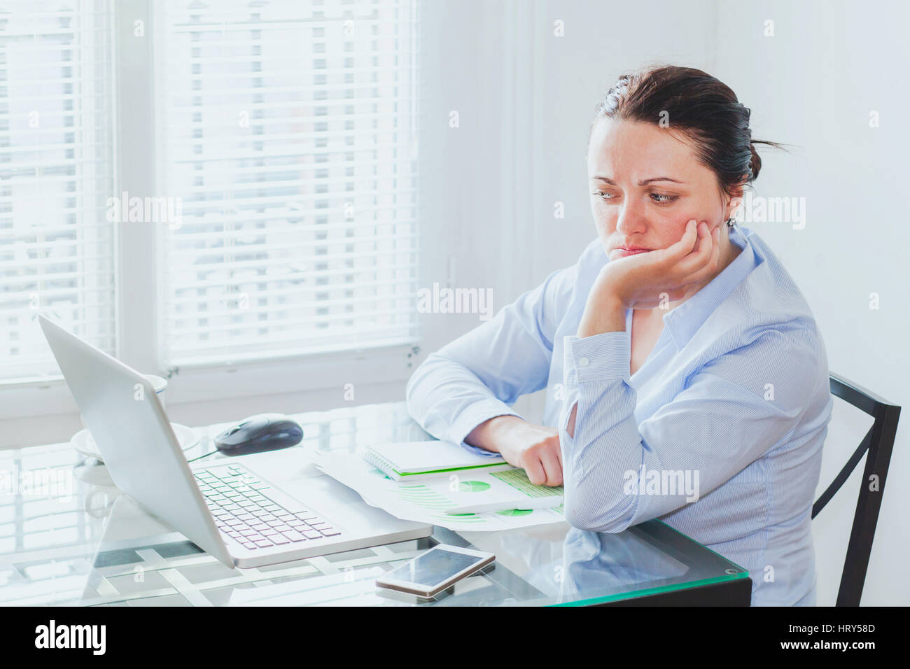 Duda de concepto, tarea difícil, mujer de negocios en frente de proyectos complejos con gran responsabilidad, miedo incierto empleado en la oficina Foto de stock