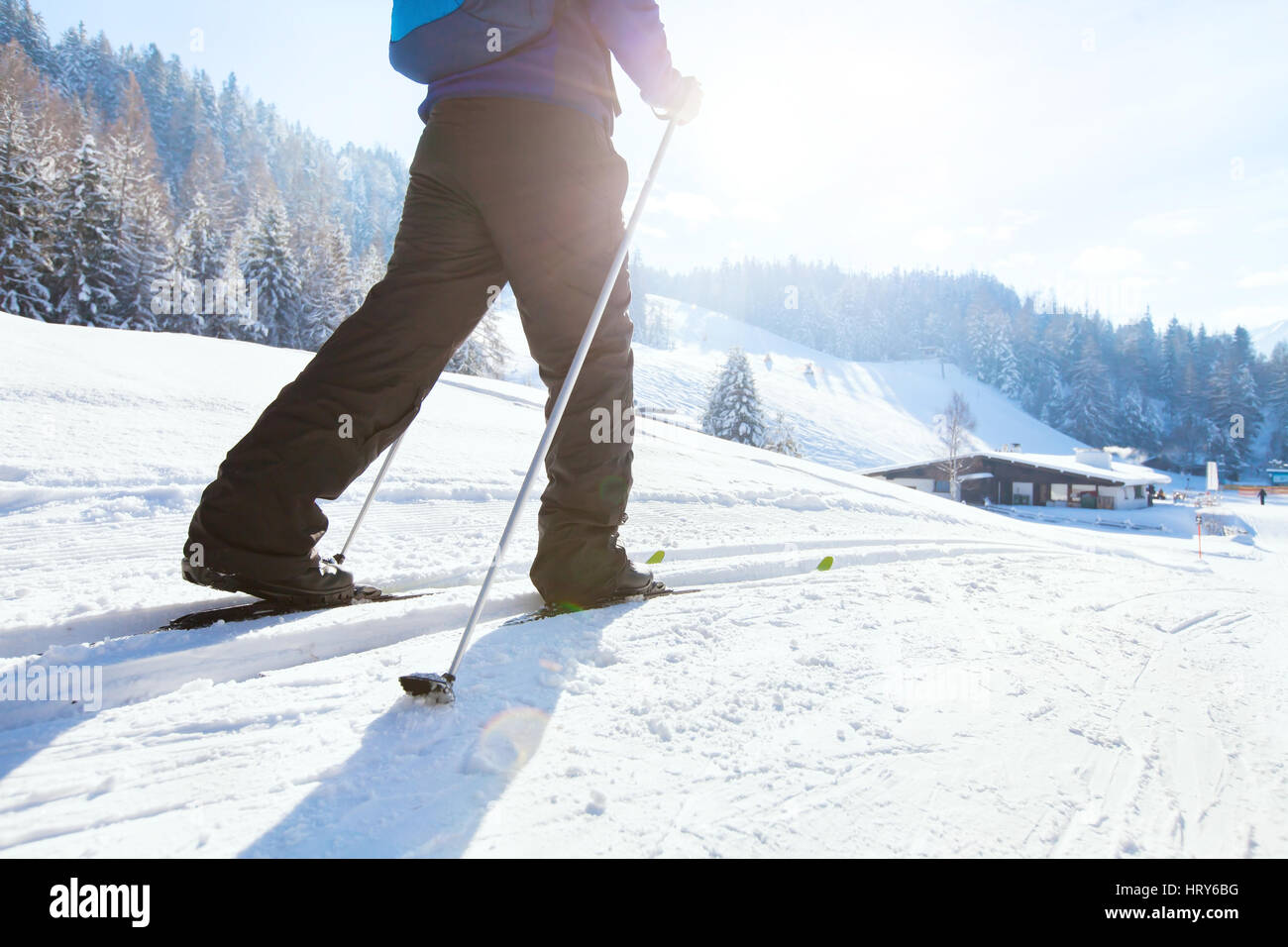 Esquí nórdico, vacaciones de invierno en los Alpes, esquiador de fondo en las montañas Foto de stock