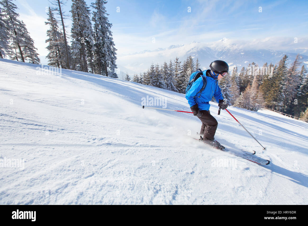 Esquí alpino, esquiador ir rápido al bajar la montaña, deporte de inviernos antecedentes Foto de stock