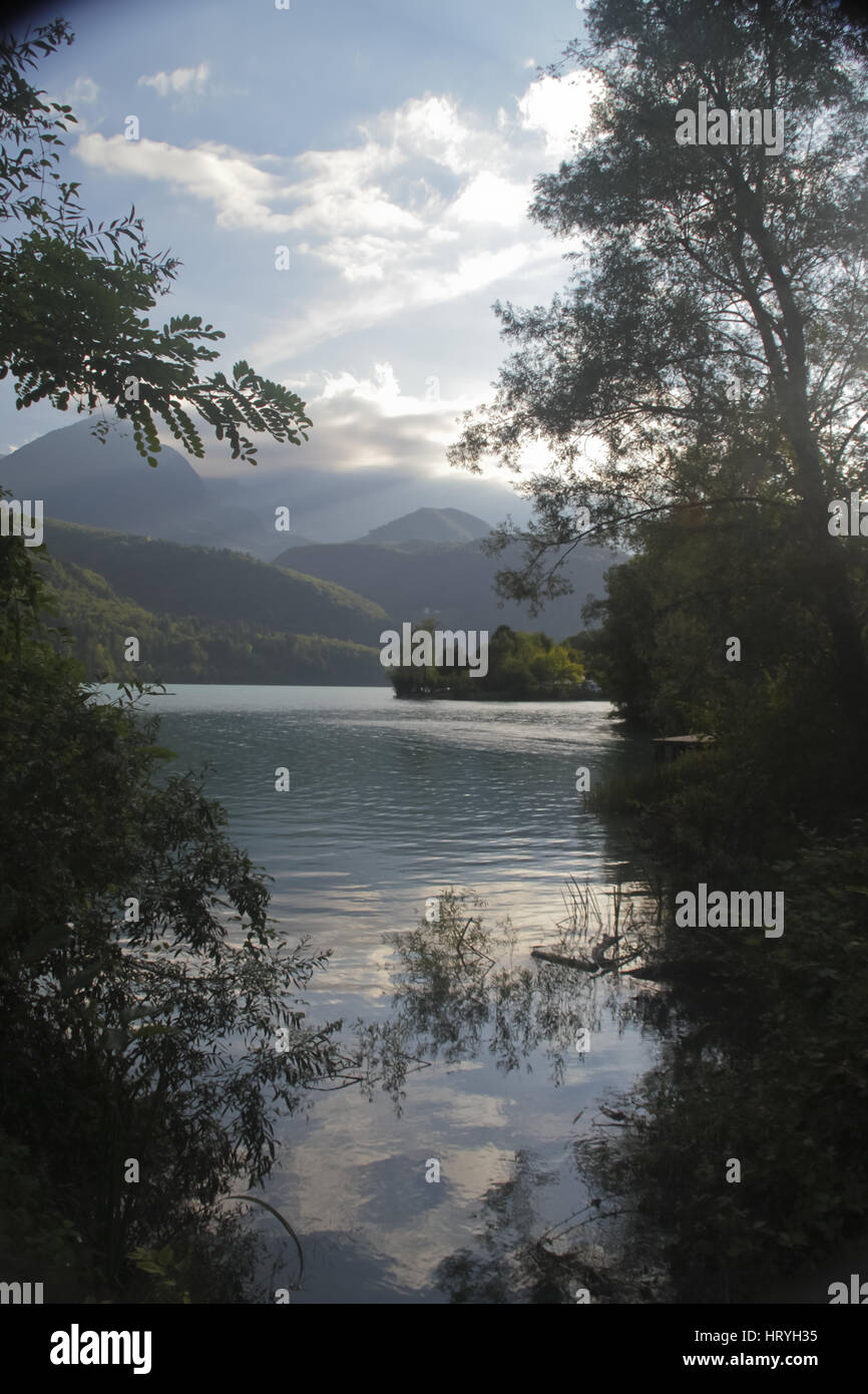 141 Tramonto sul lago di Barcis = Puesta de sol sobre el lago Barcis Foto de stock