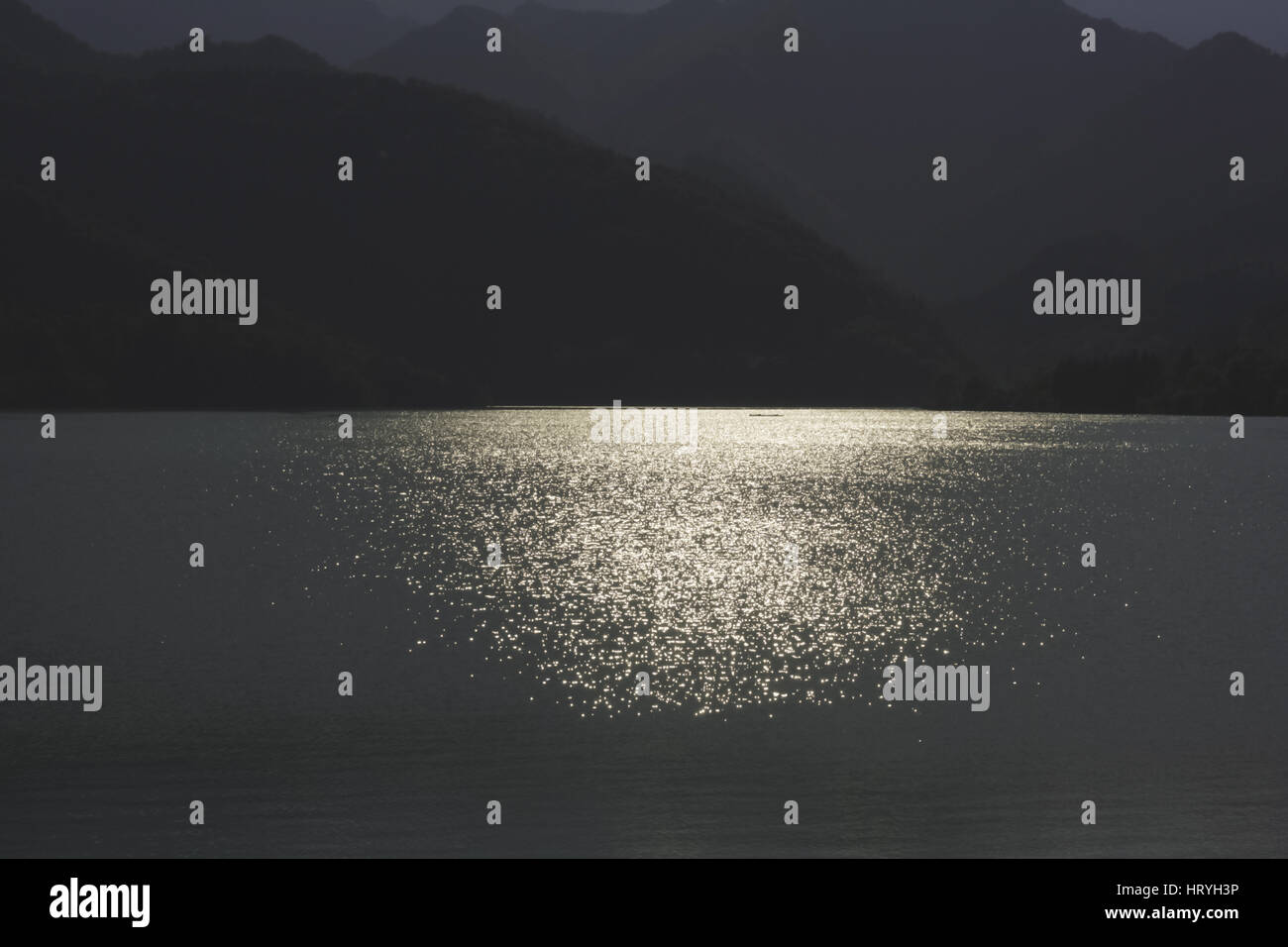 142 Tramonto sul lago di Barcis = Puesta de sol sobre el lago Barcis Foto de stock