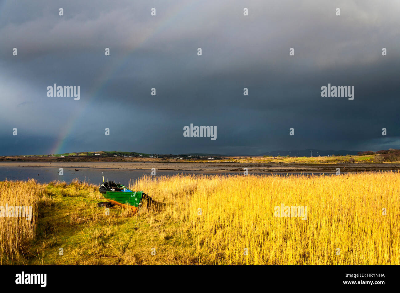 Ardara, Condado de Donegal, Irlanda clima. El 5 de marzo de 2017. En un día de sol y lluvia un arco iris ilumina la tarde en la costa oeste de Irlanda. Crédito: Richard Wayman/Alamy Live News Foto de stock