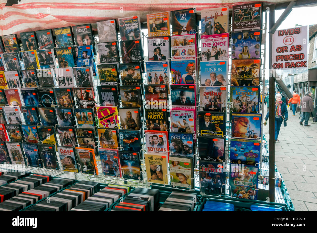 Utiliza una pantalla de película DVD a un precio de 1€ cada uno para la  venta en un puesto en el mercado en Northallerton North Yorkshire, Reino  Unido Fotografía de stock - Alamy