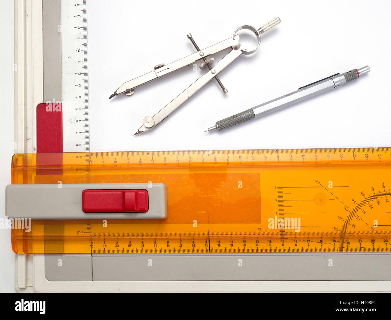 Un tablero de dibujo técnico y T-cuadrada con un par de compases y un  Rotring lápiz serie 600 Fotografía de stock - Alamy