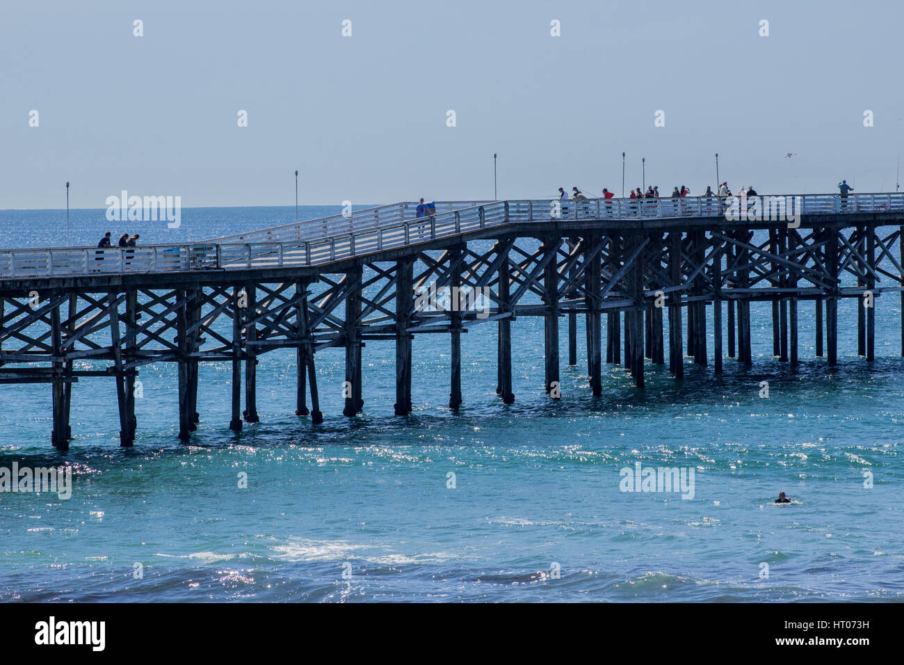 Pacific Beach Pier en San Diego, donde usted puede disfrutar de navegar en el océano Pacífico. El excelente clima increíble y gente amable. Foto de stock