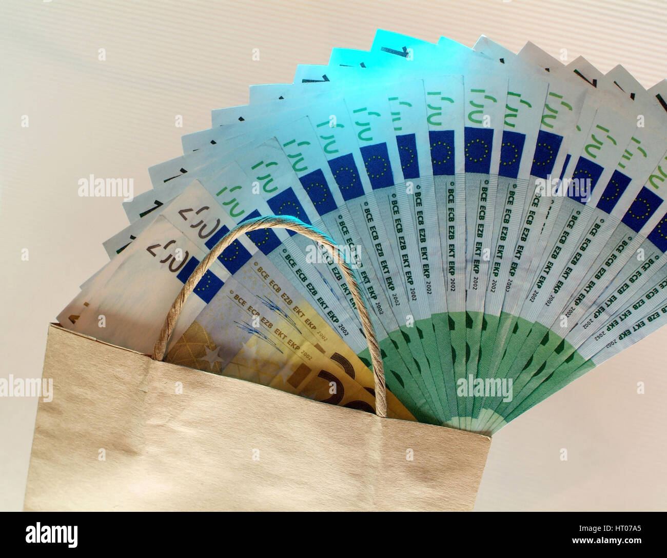 Viel Spaß Beim Geld Ausgeben Sprüche Symbolbild Geld ausgeben beim Einkauf, Papiertuete mit Geld - simbólico