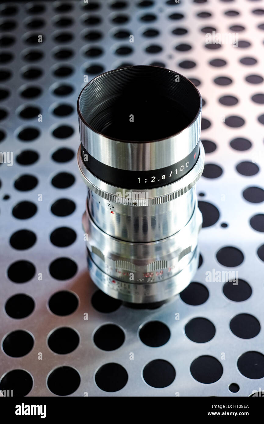 Vendimia manual del enfoque de la lente de la cámara fotográfica SLR Foto de stock