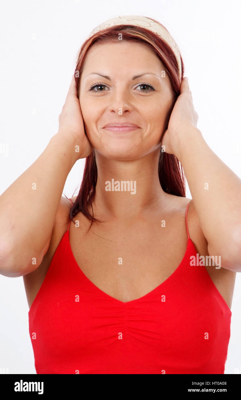 Frau Junge hoeaelt sich die Ohren zu - mujer mantiene cerradas las orejas Foto de stock