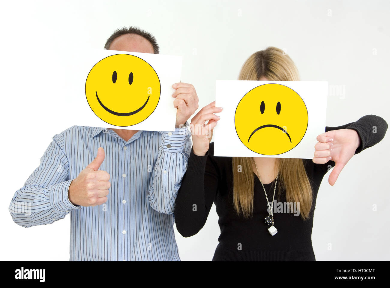 Traurige lachender Mann, Frau, Symbolbild unausgeglichene Partnerschaft - triste mujer, hombre afortunado Foto de stock