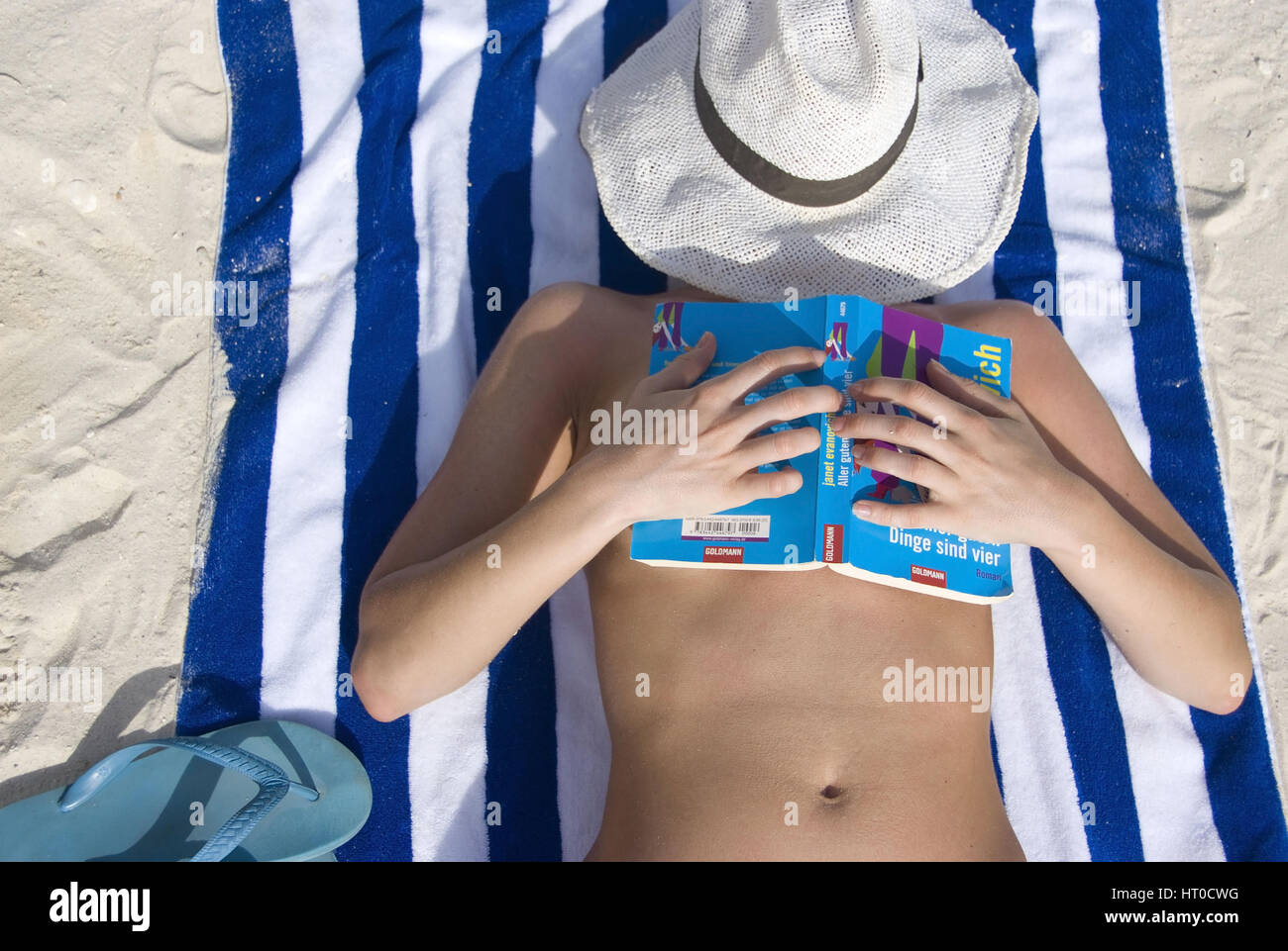 Frau mit entspannt Buch am Strand - Mujer con libro de relax en la playa Foto de stock