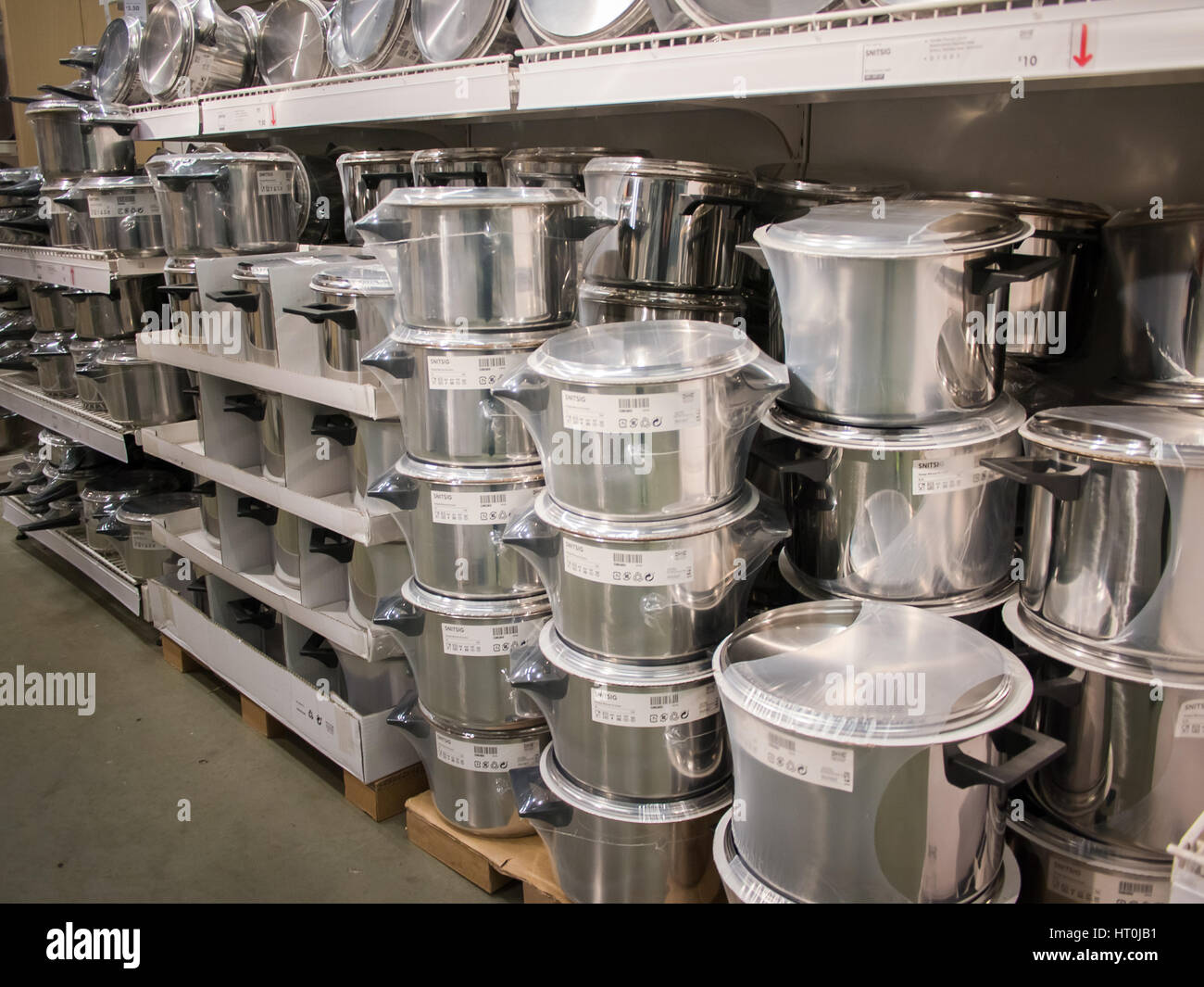 Fuera de Discutir Ardiente Las ollas y sartenes en venta en una tienda de Ikea Fotografía de stock -  Alamy