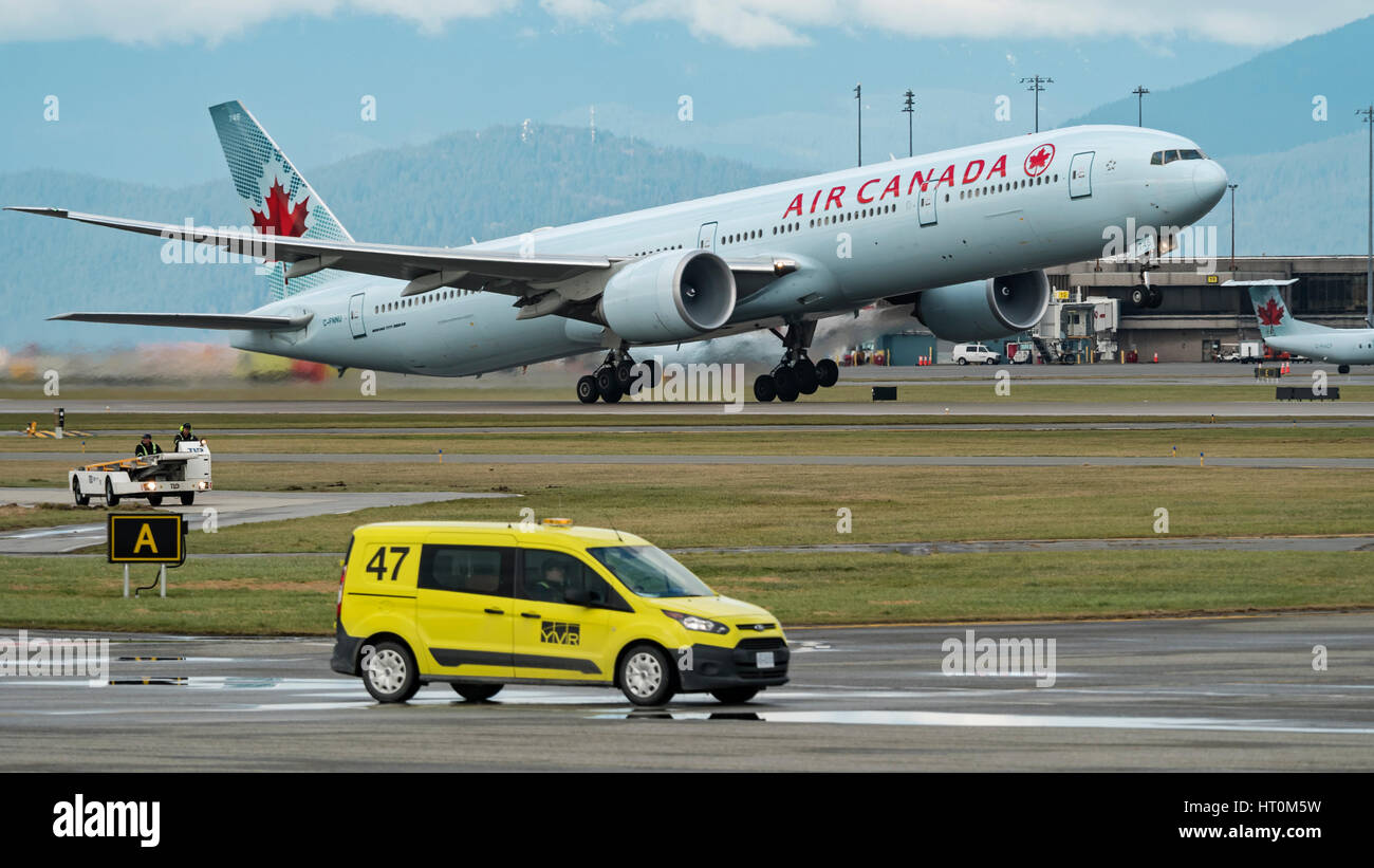 Air Canada, el avión Boeing 777 (777-300ER) avión de fuselaje ancho tomar despegar del aeropuerto internacional de Vancouver Foto de stock
