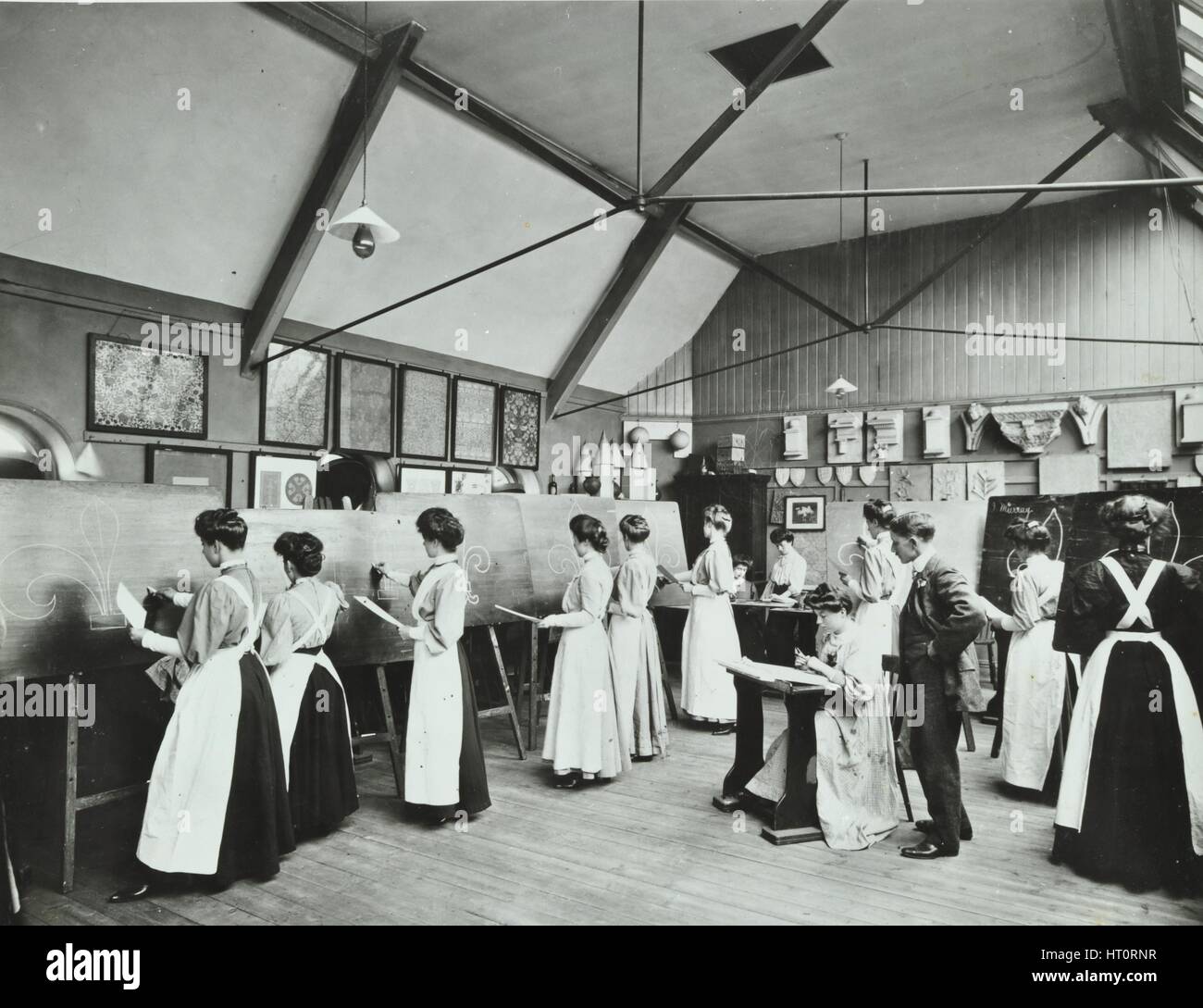 La clase de arte para las alumnas, Battersea Polytechnic, Londres, 1907. Artista: Desconocido. Foto de stock