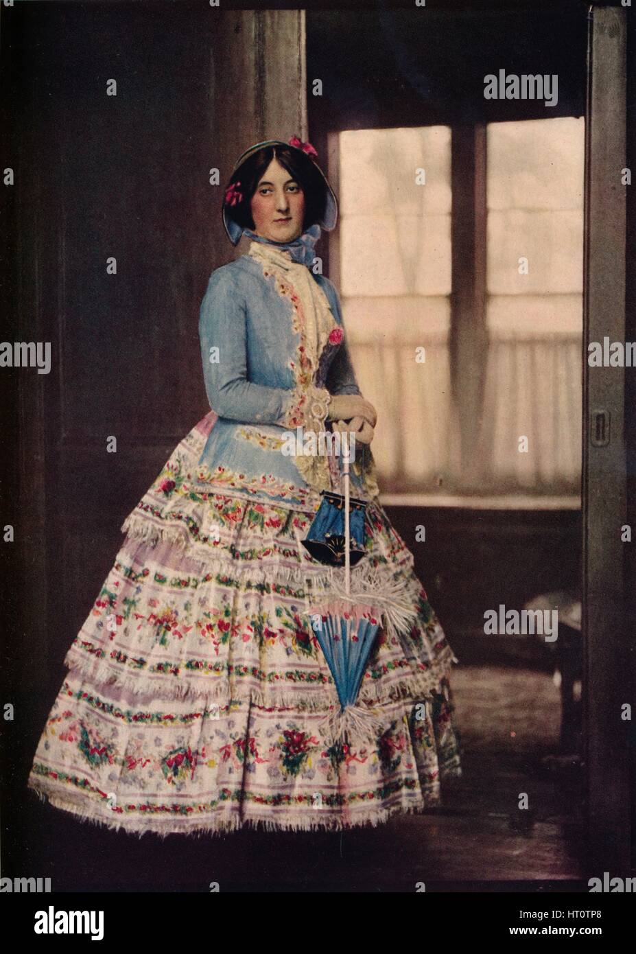 "Un escudo bordado, con una bonita falda de gasa de seda. En el mundo de la moda, entre 1850 y 1860', C1913. Artista: Desconocido. Foto de stock