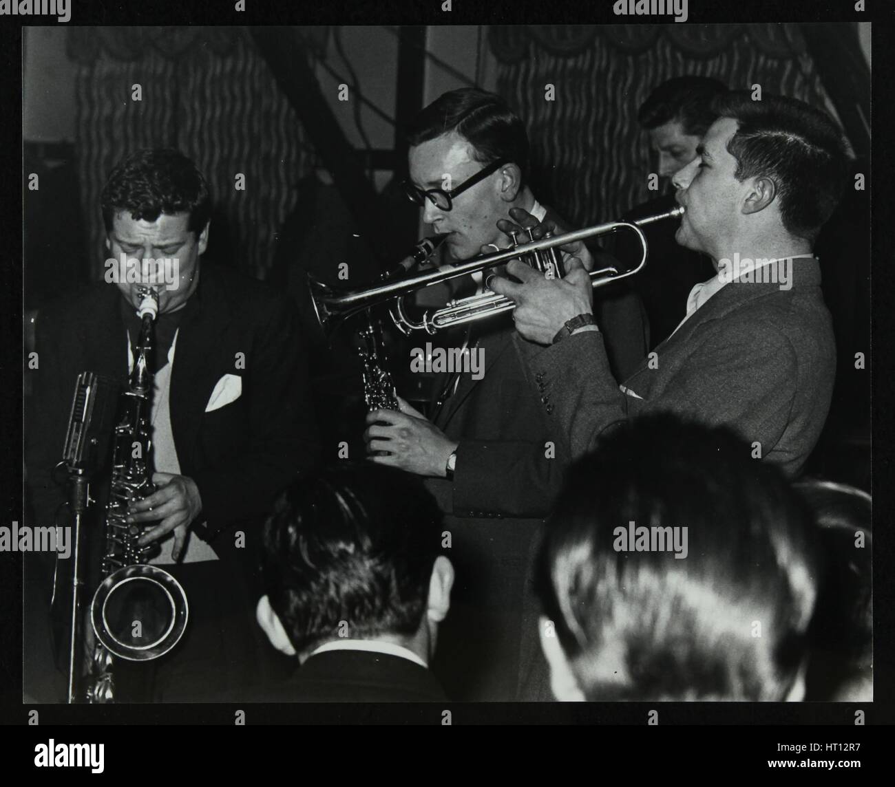 El Tubby Hayes Sexteto jugando en una noche de jazz moderno en el restaurante cívico, Bristol, 1955. Tubby Artista: Denis Williams Foto de stock