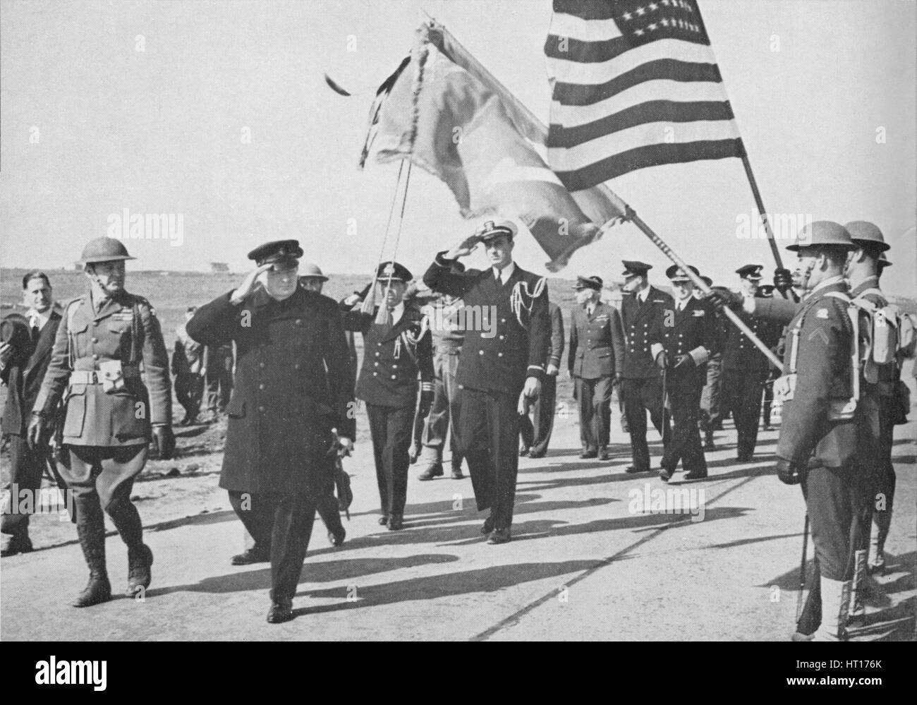 "Islandia visita. Churchill - con Ensign Franklin D. Roosevelt Jnr. Siguiente - Saludando las estrellas un Foto de stock