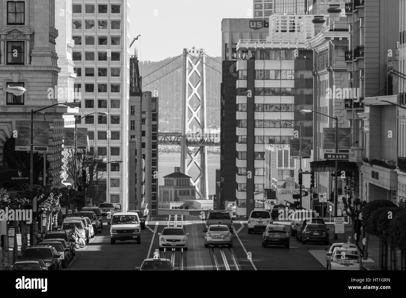 San Francisco, California, EE.UU. - 14 de enero de 2013: vista en blanco y negro de California Street con el puente de la bahía de fondo. Foto de stock