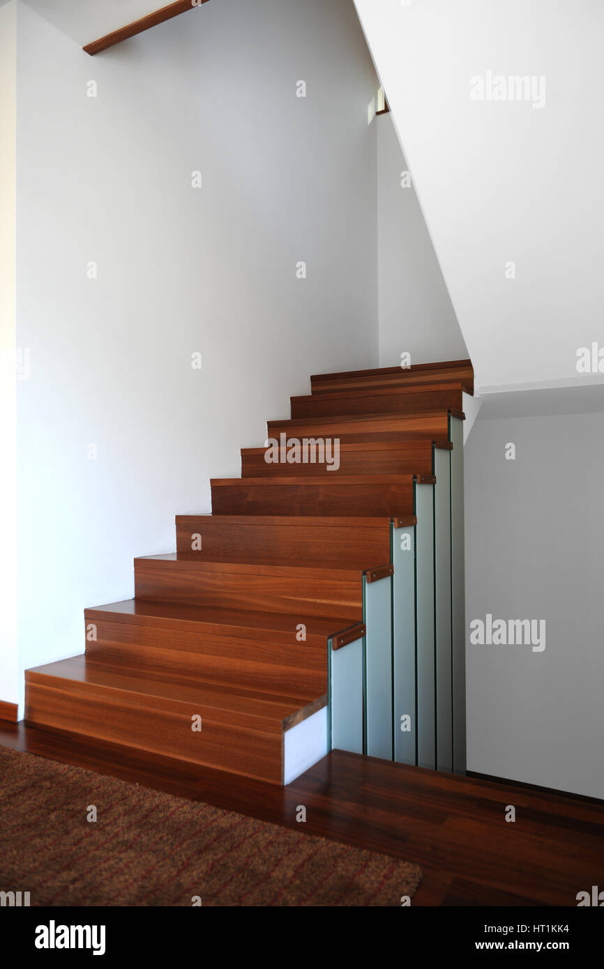 Escalera de madera en el interior de la casa moderna Fotografía de stock -  Alamy