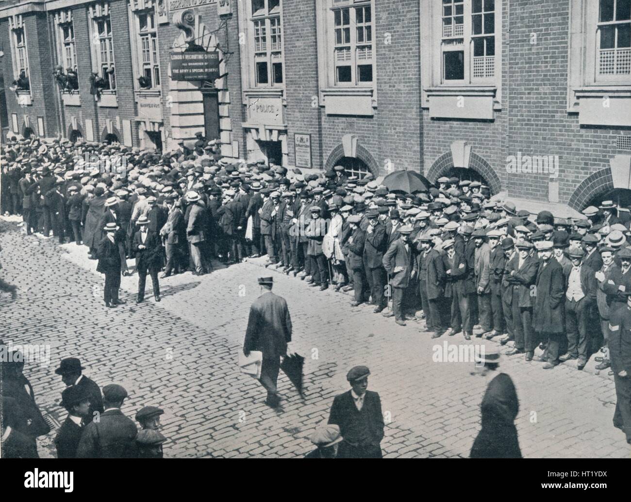 Los reclutas esperando fuera del centro de Londres contratar Depot, 1914. Artista: Desconocido Foto de stock
