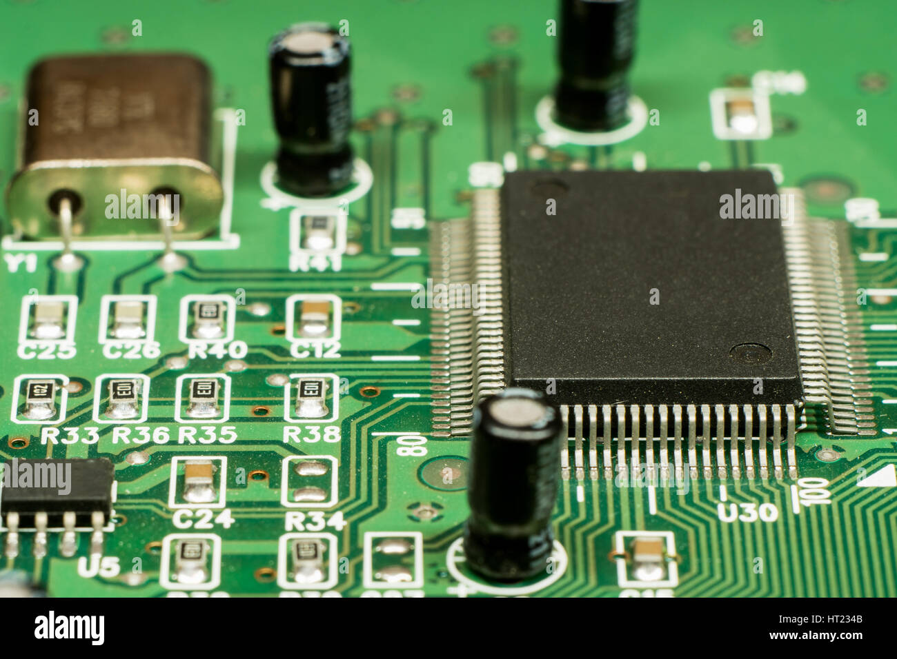 Placa de circuitos electrónicos impresos SMD con micro controlador y oscilador de cristal Foto de stock