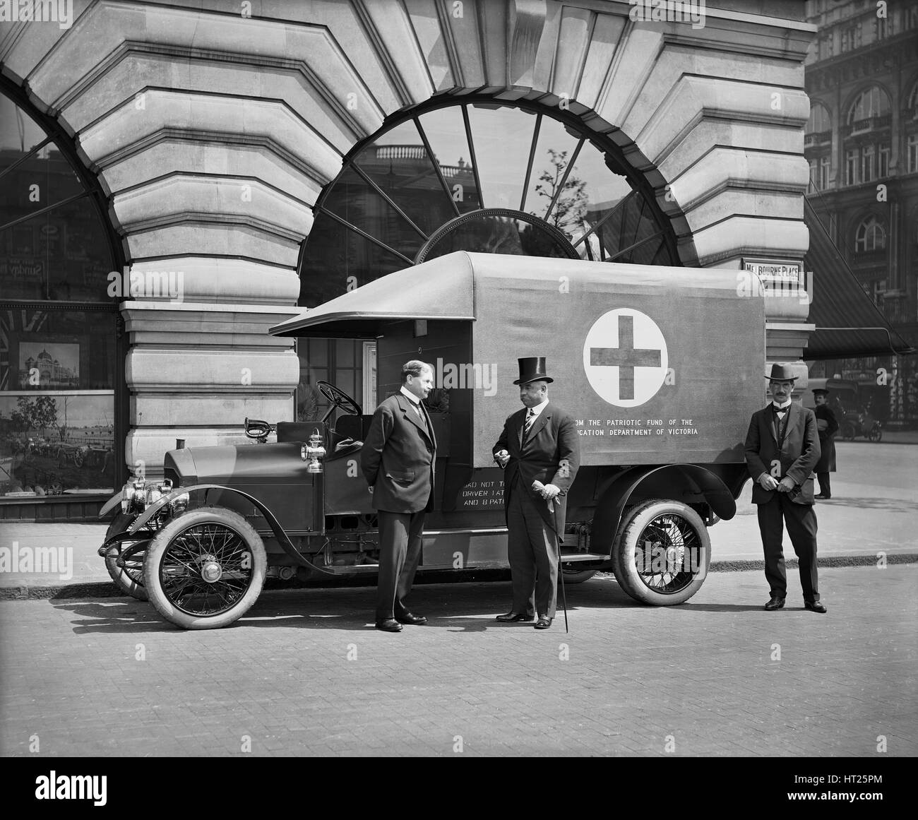 Ambulancia del motor en el Strand, Westminster, Londres, mayo de 1915. Artista: H Bedford Lemere. Foto de stock