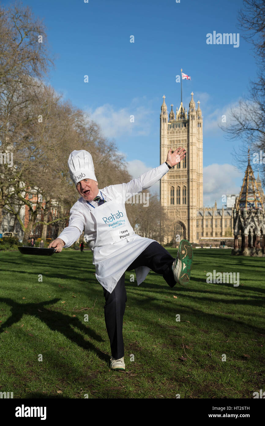 Steve Pound, MP para North Ealing. Señores parlamentarios, medios y asistir a la 20ª Anual parlamentaria Rehab Pancake Carrera en Victoria Gardens en Westminster, Londres, Reino Unido. Foto de stock