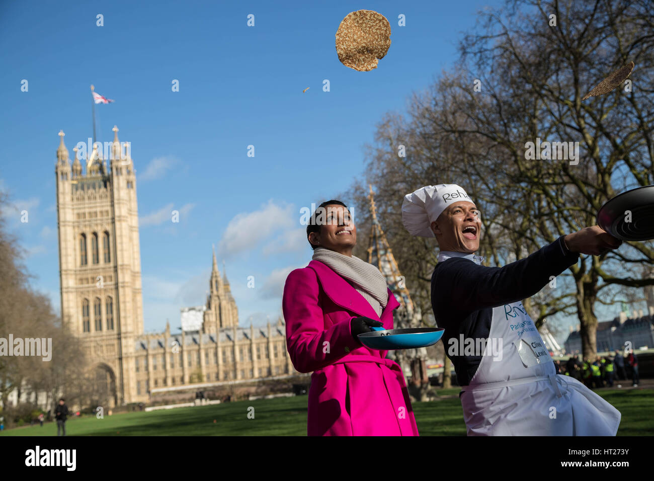 BBC Breakfast" de Naga Munchetty(L) y Clive Lewis MP(R). Señores parlamentarios, medios y asistir a la 20ª Anual parlamentaria Rehab Pancake Carrera en Victoria Gardens en Westminster, Londres, Reino Unido. Foto de stock