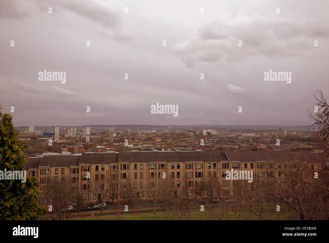 Panorámica vista aérea de la ciudad de Glasgow, al suroeste con complejos habitacionales en primer plano Foto de stock