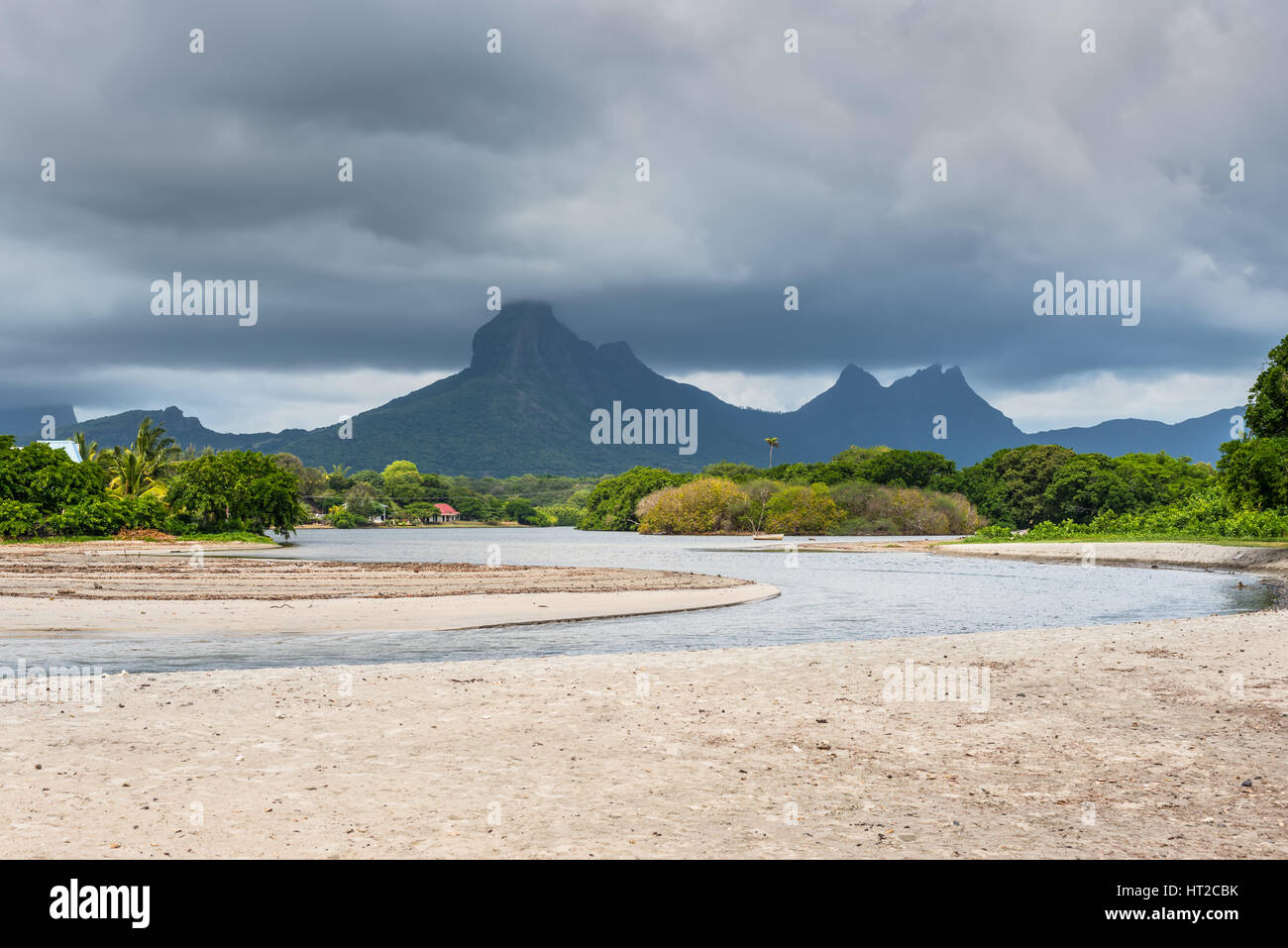 Rempart y Mamelles picos antes de la lluvia, de Tamarin Bay, donde el Océano Índico se unen el río, mico, distrito de Black River, Mauricio Foto de stock