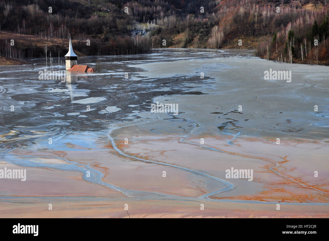 Iglesia abandonada inundada por un lago lleno con agua contaminada. Geamana, Rosia Montana Foto de stock