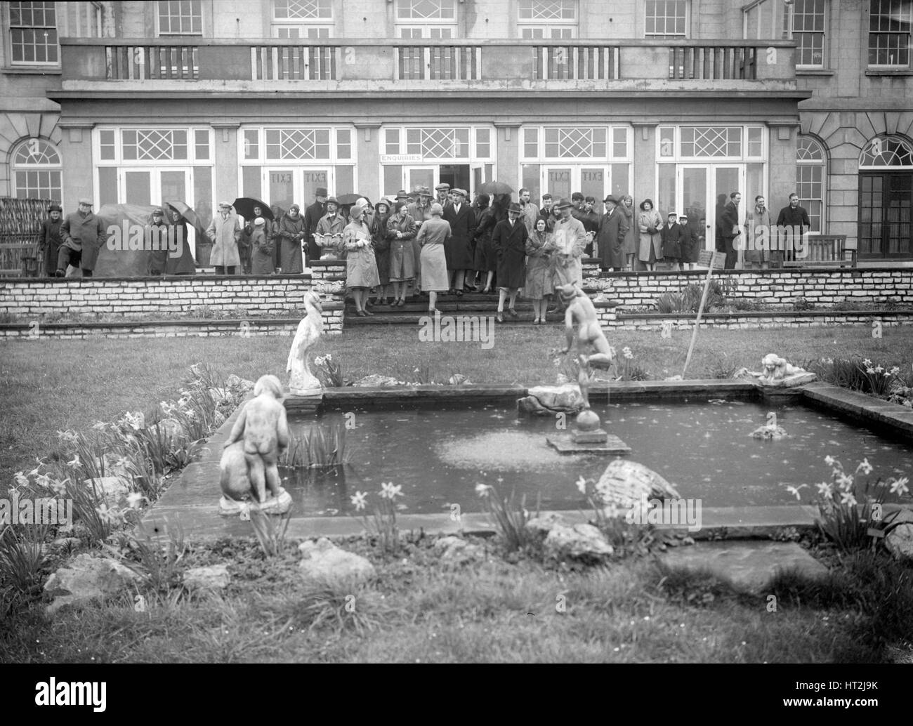 Los miembros que asisten a la Riley Motor Club Rally, Croydon, el 25 de abril de 1931. Artista: Bill Brunell. Foto de stock