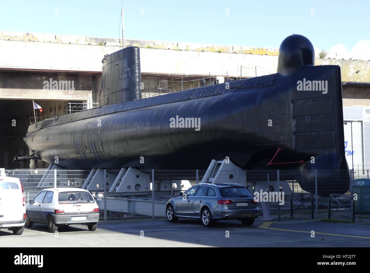 Vista de un submarino exhibidos en la orilla en la anterior guerra mundial 2 submarino alemán base de Lorient, Bretaña Francia Foto de stock