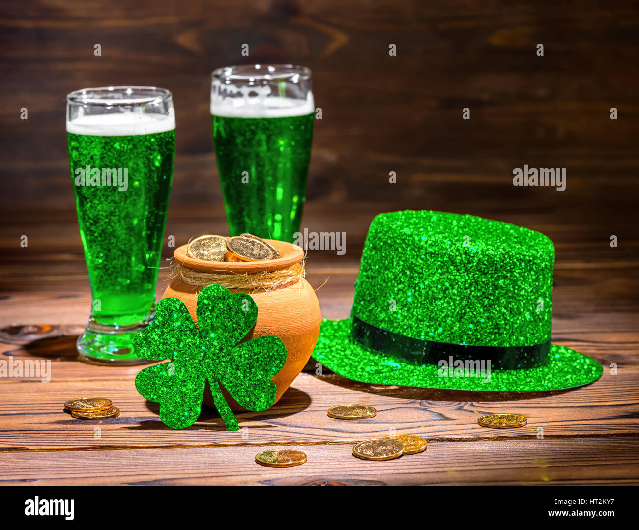 Fondo Del Día De St.patrick Fotografía De Oro Y Cerveza Fondo Del Día De St.patrick Fotografía De Oro Y Cerveza