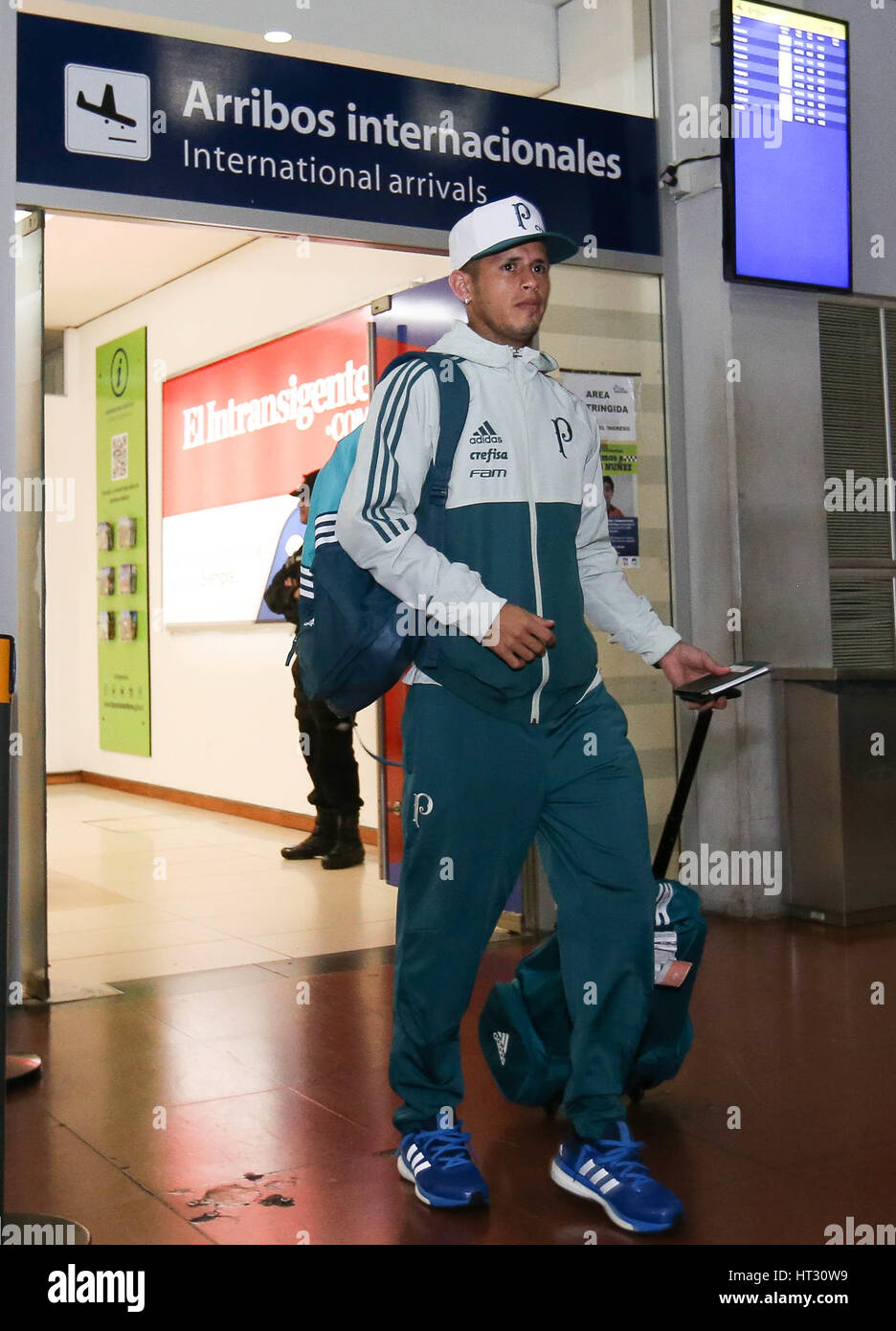 Guarulhos, Brasil. 07 Mar, 2017. La guerra jugador, SE Palmeiras durante el aterrizaje en el Aeropuerto Internacional Teniente Benjamín Matienzo, en la ciudad de San Miguel de Tucumán, Argentina. Crédito: César Greco/FotoArena/Alamy Live News Foto de stock