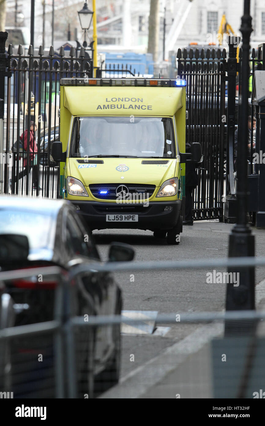 Londres, Reino Unido. 7 de marzo de 2017. Ambulancia visto llegar al número 10 de Downing Street en Londres: WFPA Crédito/Alamy Live News Foto de stock