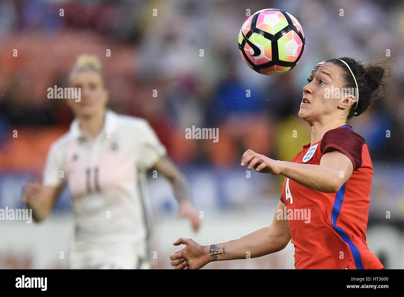 Washington DC, Estados Unidos. 07 Mar, 2017. Inglaterra's Lucy Bronce (4) mantiene sus ojos en la pelota durante el partido entre los equipos nacionales femeninos de Alemania e Inglaterra en el SheBelieves Cup en el Estadio RFK en Washington DC. Alemania ganó el partido 1-0. John Middlebrook/CSM/Alamy Live News Foto de stock