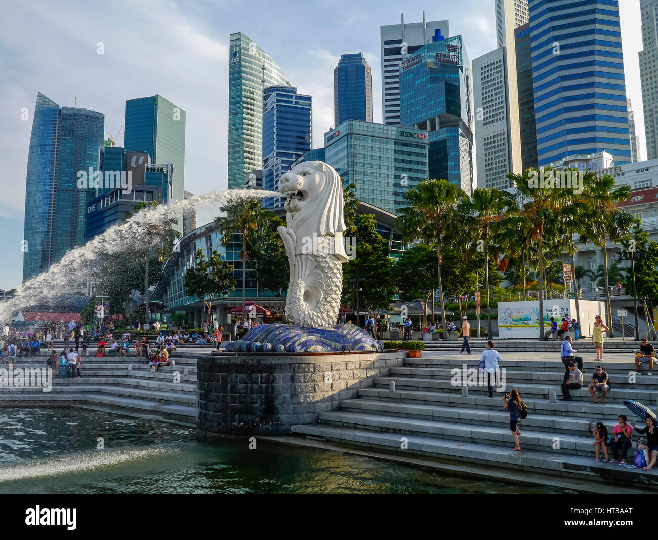 El Merlion, hito de la ciudad de rascacielos del centro financiero, en el centro de la ciudad, Singapur Foto de stock