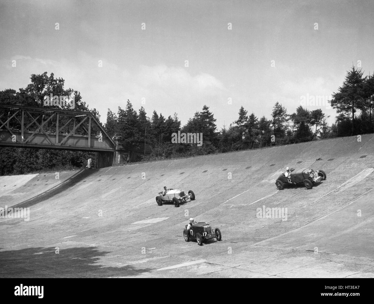 Lea-Francis 1496 cc, MG M Tipo y Invicta 4467 cc Racing en la banca de diputados en Brooklands. Artista: Bill Brunell. Foto de stock