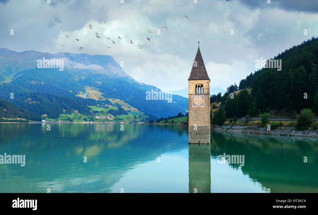 Hermosa vista del lago Resia. La famosa torre en el agua. Alpes, Italia, Europa. Foto de stock