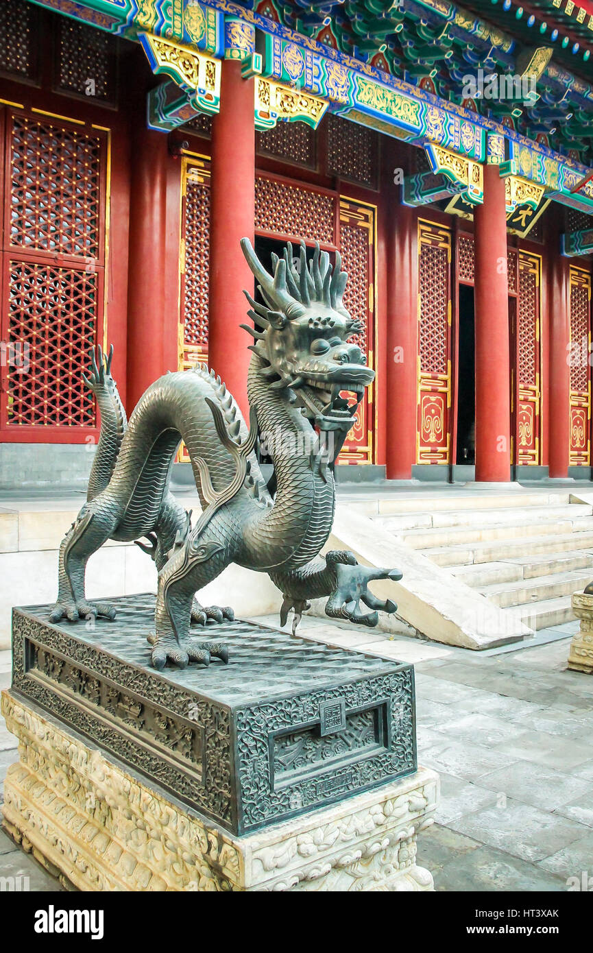Estatua de bronce de dragón - Ciudad Prohibida, Beijing, China Foto de stock