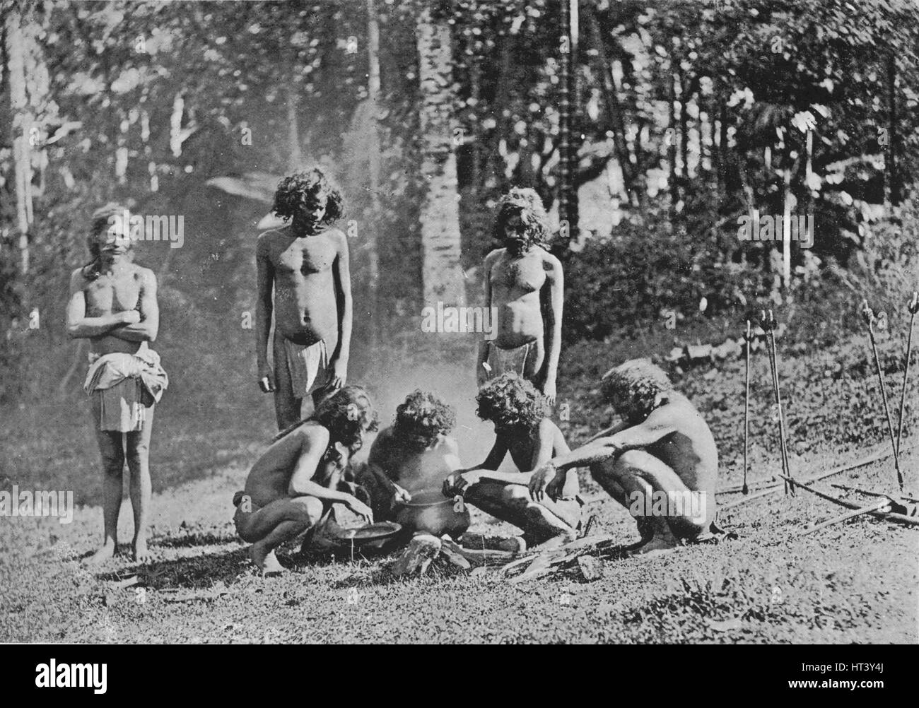 "Veddahs o hombres salvajes', C1890, (1910). Artista: Alfred William Amandus placa. Foto de stock