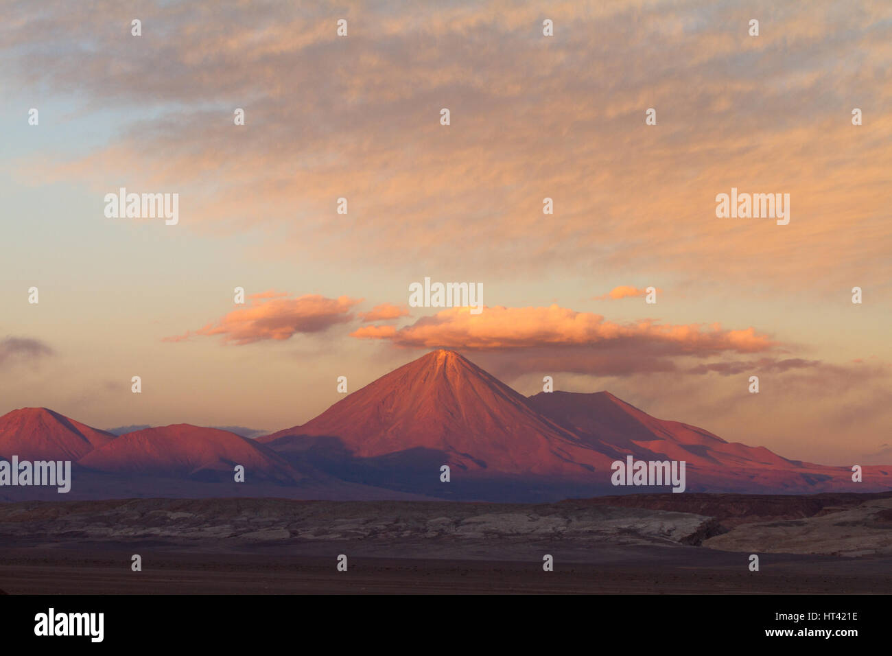 Licancabur es altamente simétrica estratovolcán en la parte más meridional de la frontera entre Chile y Bolivia. Está situado justo al sudeste de Lag Foto de stock