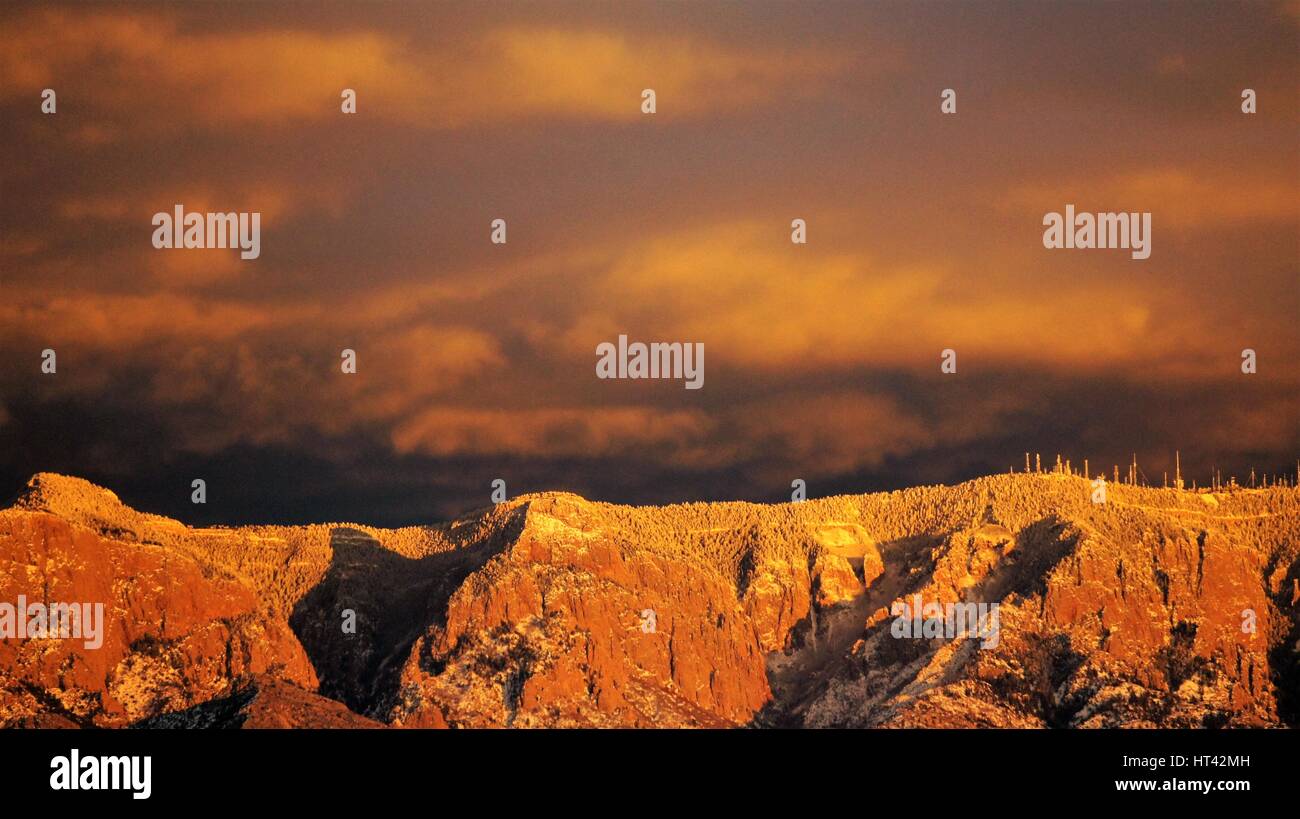 Picos de las montañas Sandia en Nuevo México Foto de stock