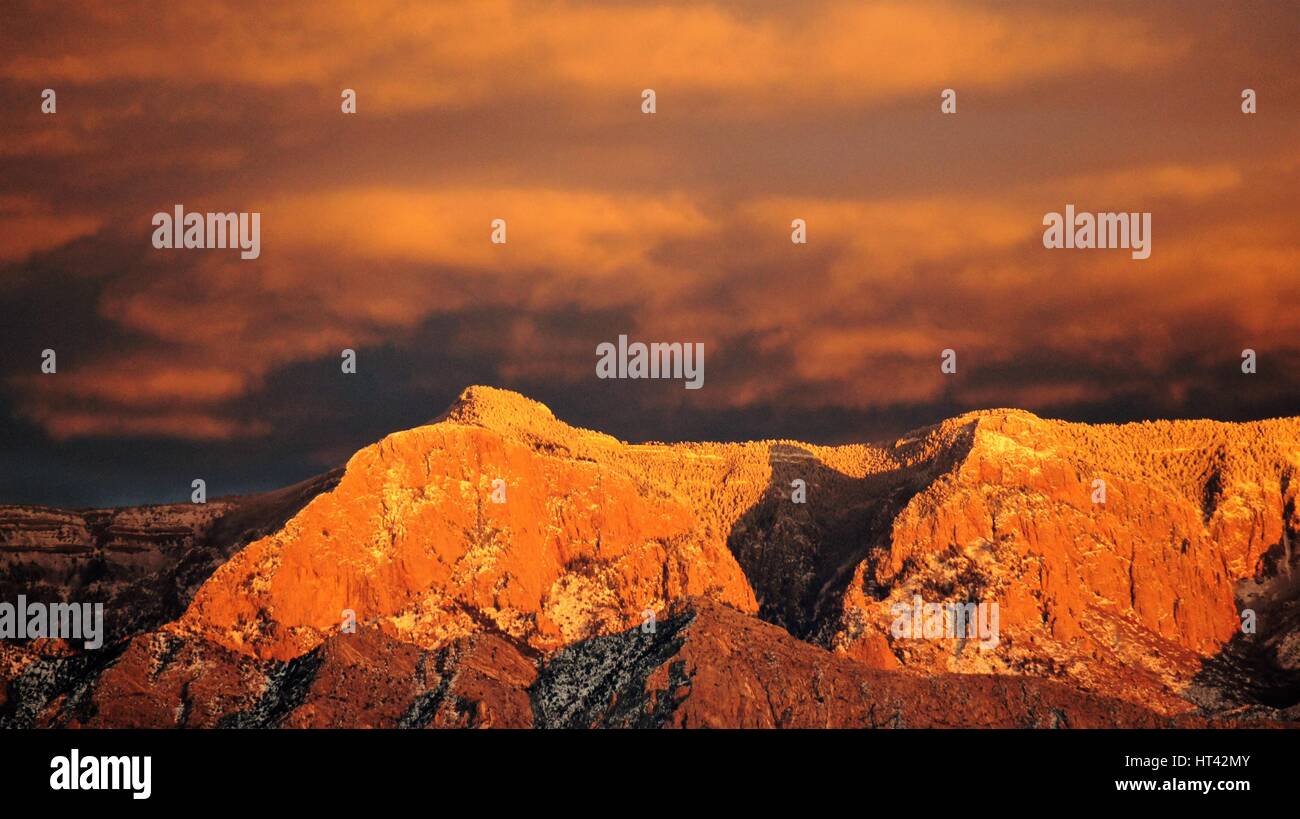 Picos de las montañas Sandia en Nuevo México Foto de stock