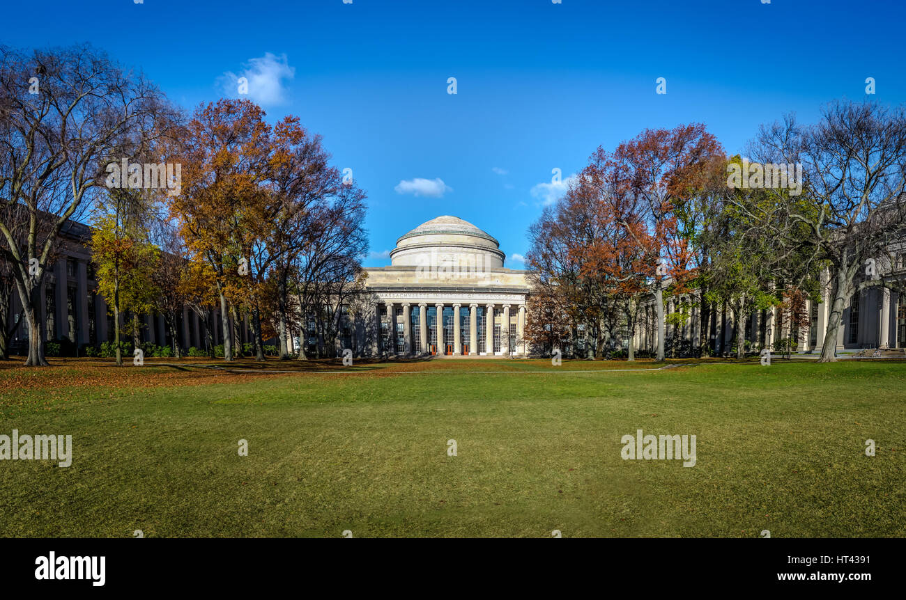Vista panorámica del Instituto de Tecnología de Massachusetts (MIT) Dome - Cambridge, Massachusetts, EE.UU. Foto de stock
